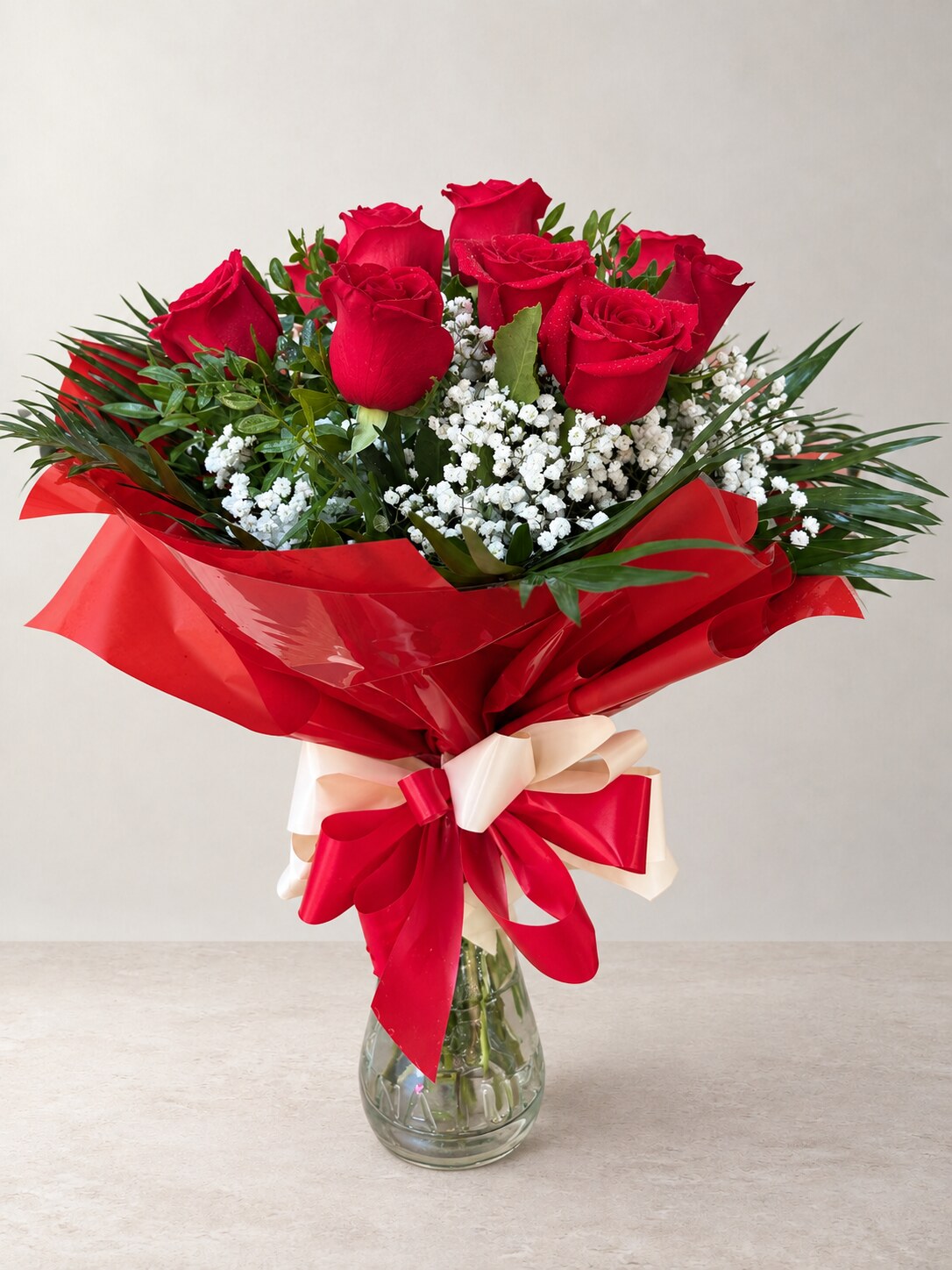 Bouquet Florworld de rosas rojas con paniculata y verdes